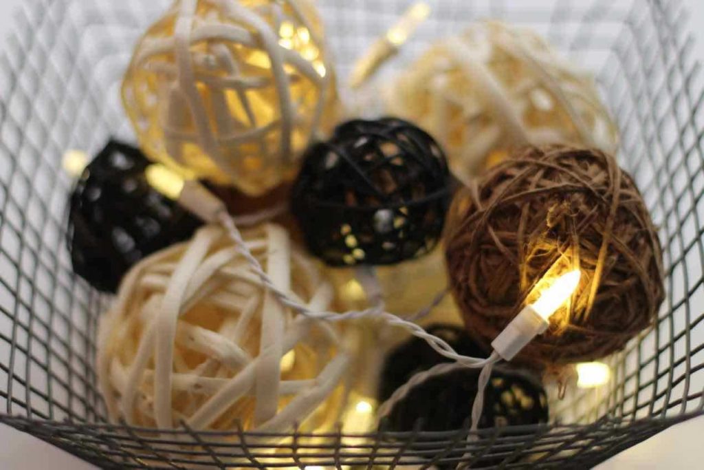 DIY: Raffia balls, lights and a basket!